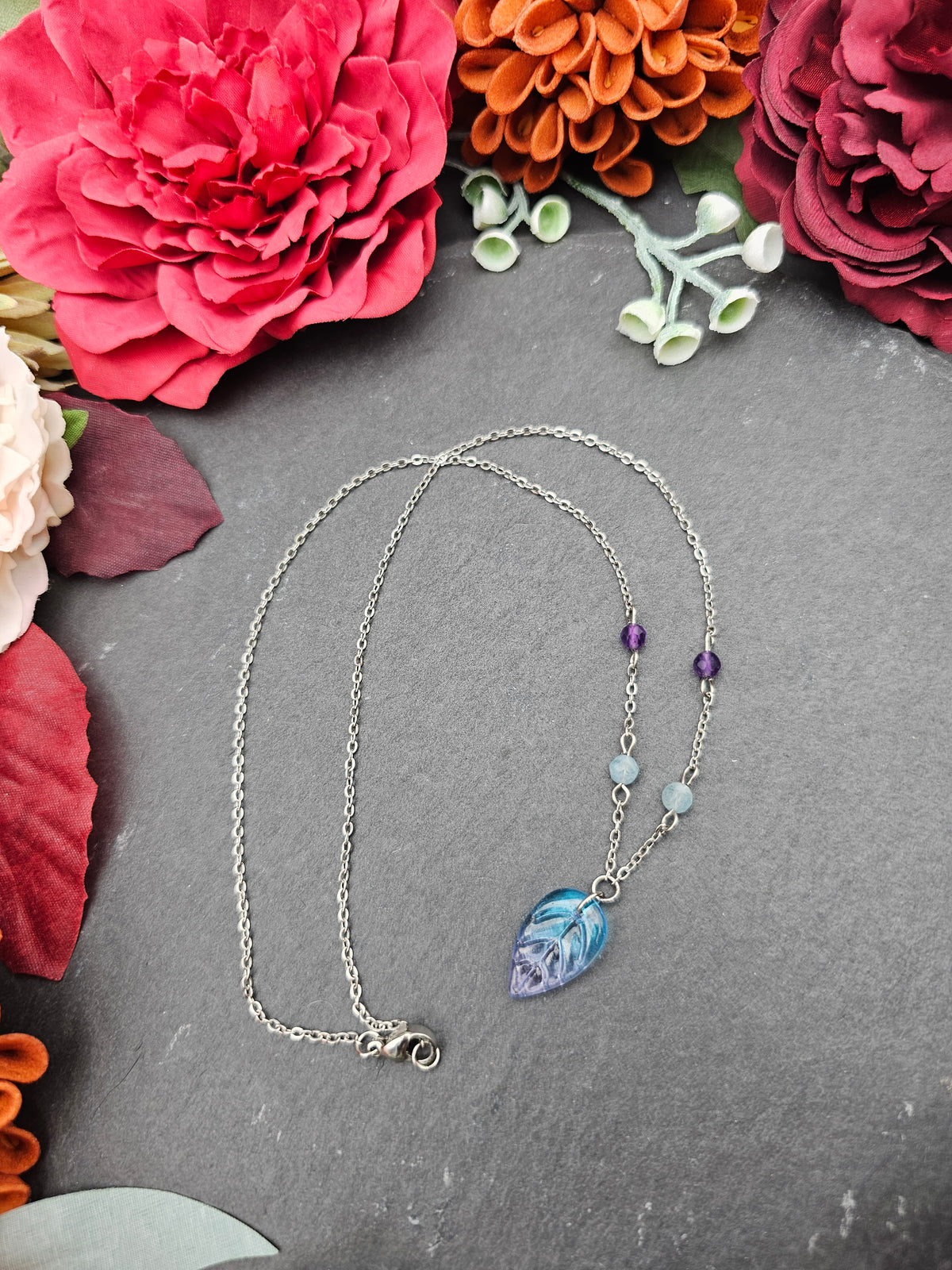 Halskette Blatt Blau-Lila | Aquamarin & Amethyst | Edelstahl