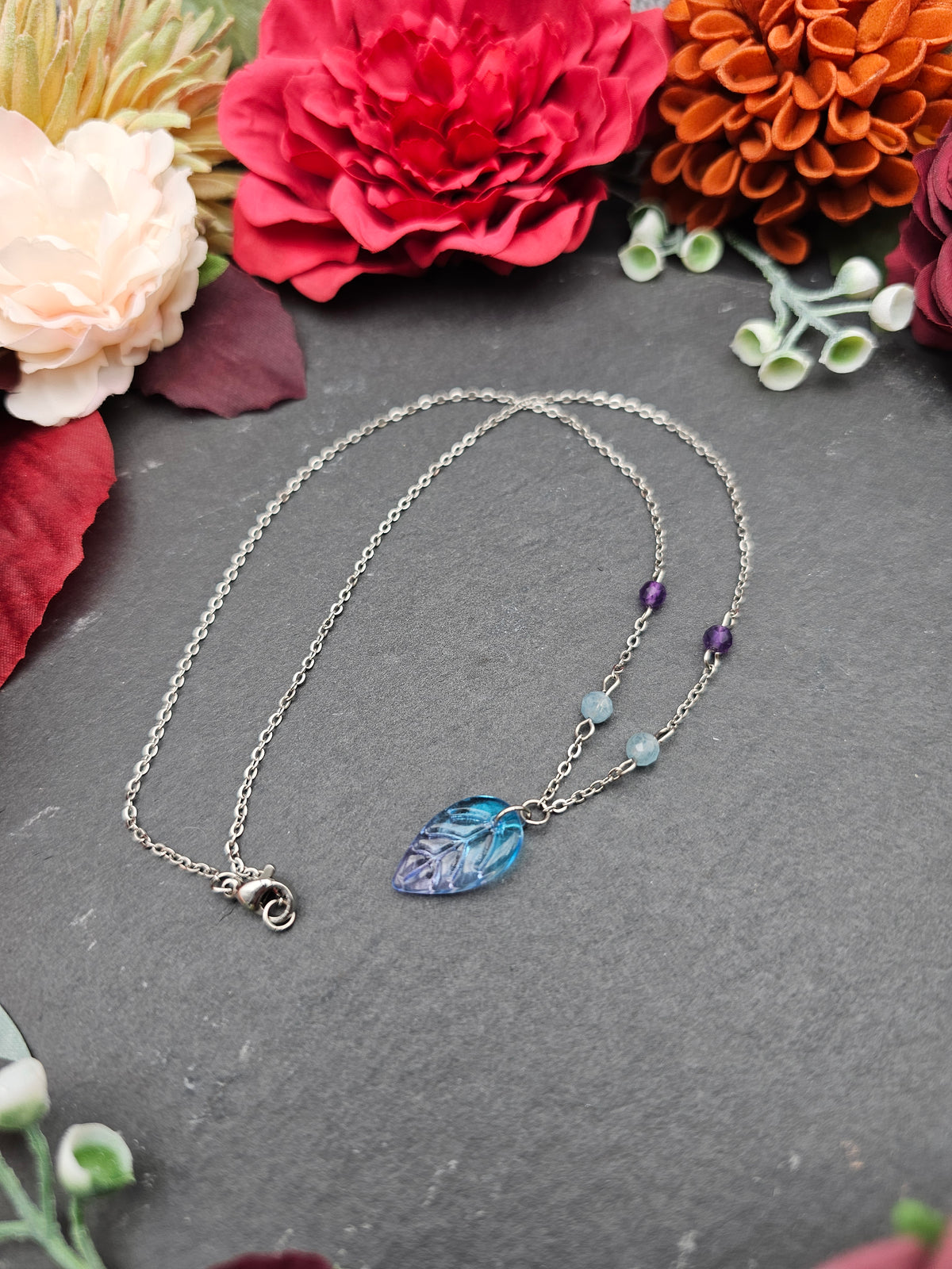 Halskette Blatt Blau-Lila | Aquamarin & Amethyst | Edelstahl