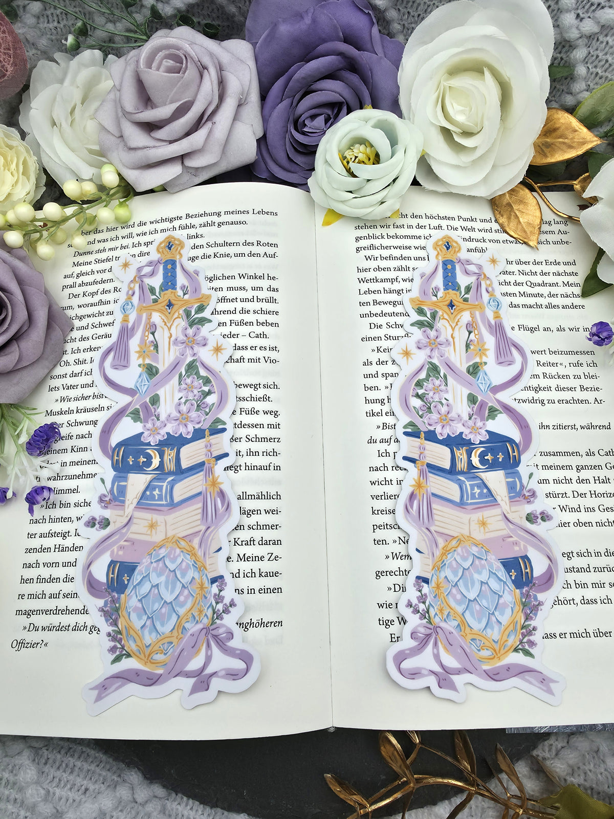 Lesezeichen Fantasy Bookstack | Die Cut Bookmark
