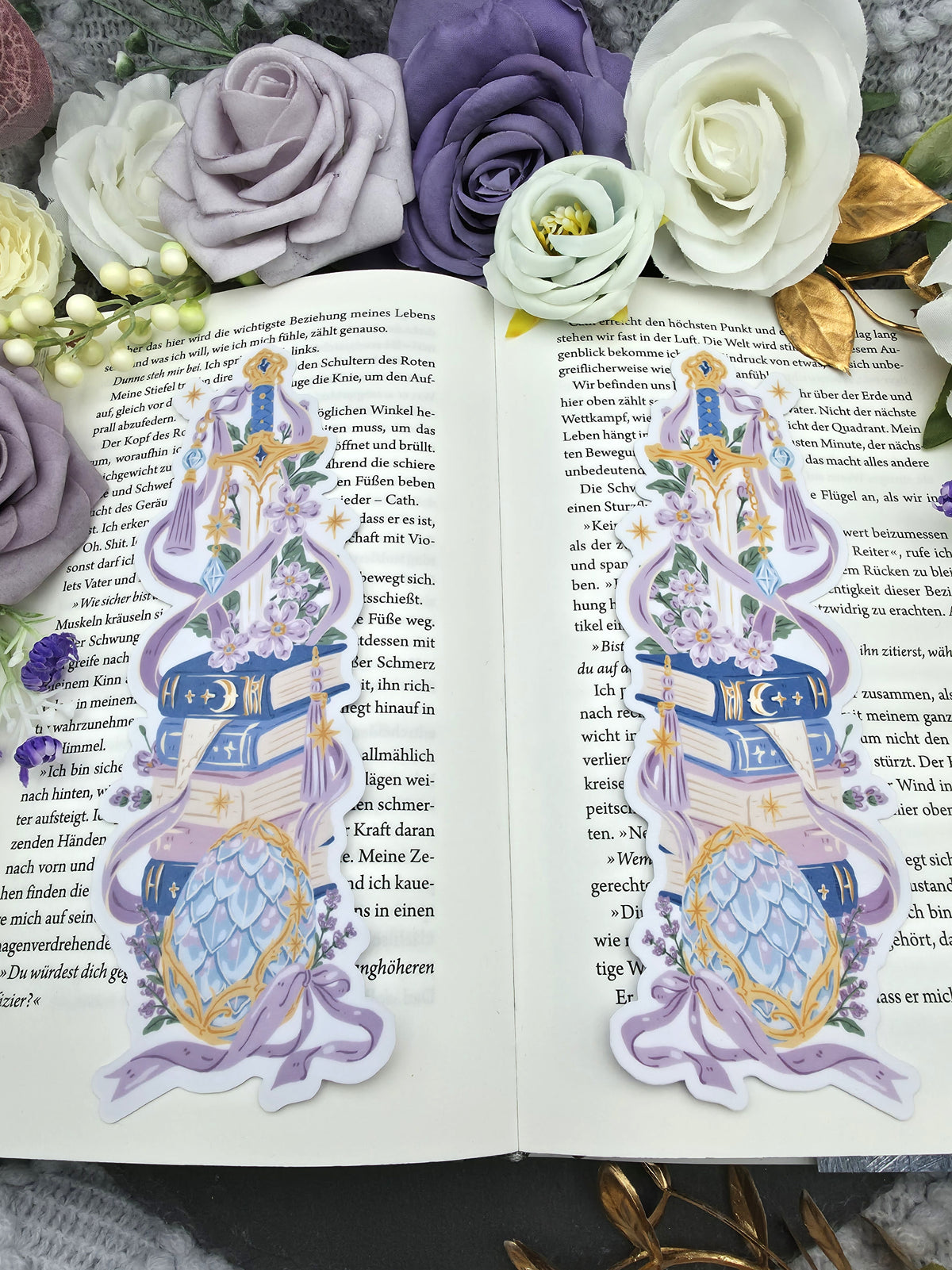 Lesezeichen Fantasy Bookstack | Die Cut Bookmark
