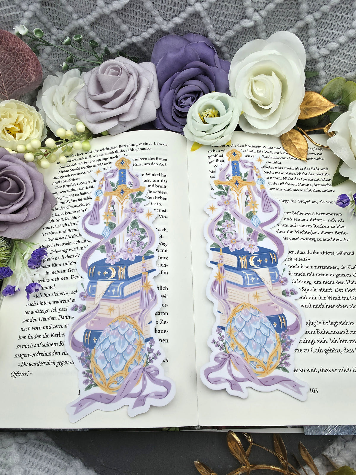 Lesezeichen Fantasy Bookstack | Die Cut Bookmark