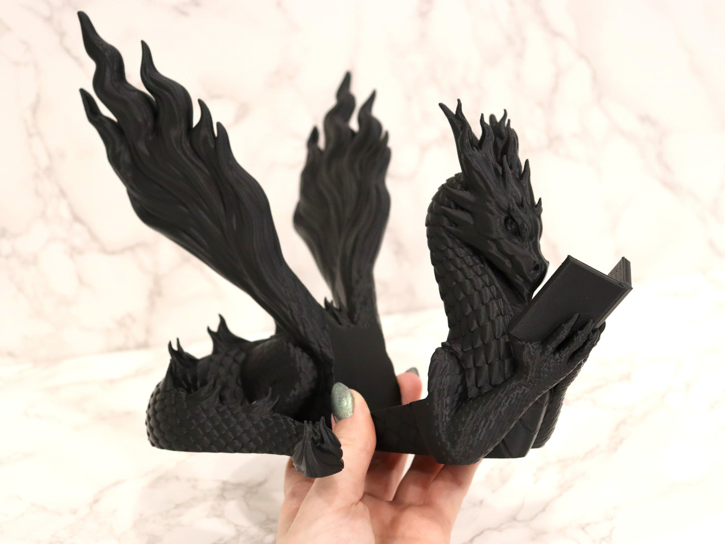 Buchhalter lesender Flammendrache Schwarz | verschiedene Größen | 3D Druck | Aufsteller Bücher E-Reader Tablet