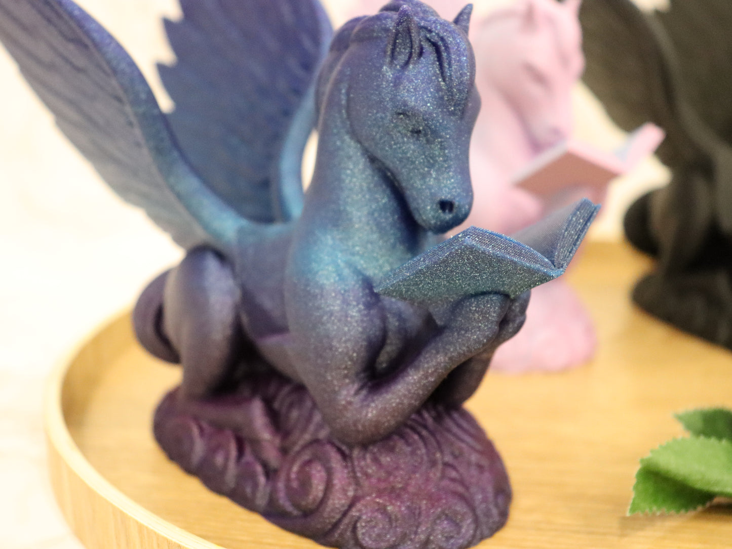 Buchhalter lesender Pegasus Farbwahl | 3D Druck | Aufsteller Taschenbücher E-Reader Tablet