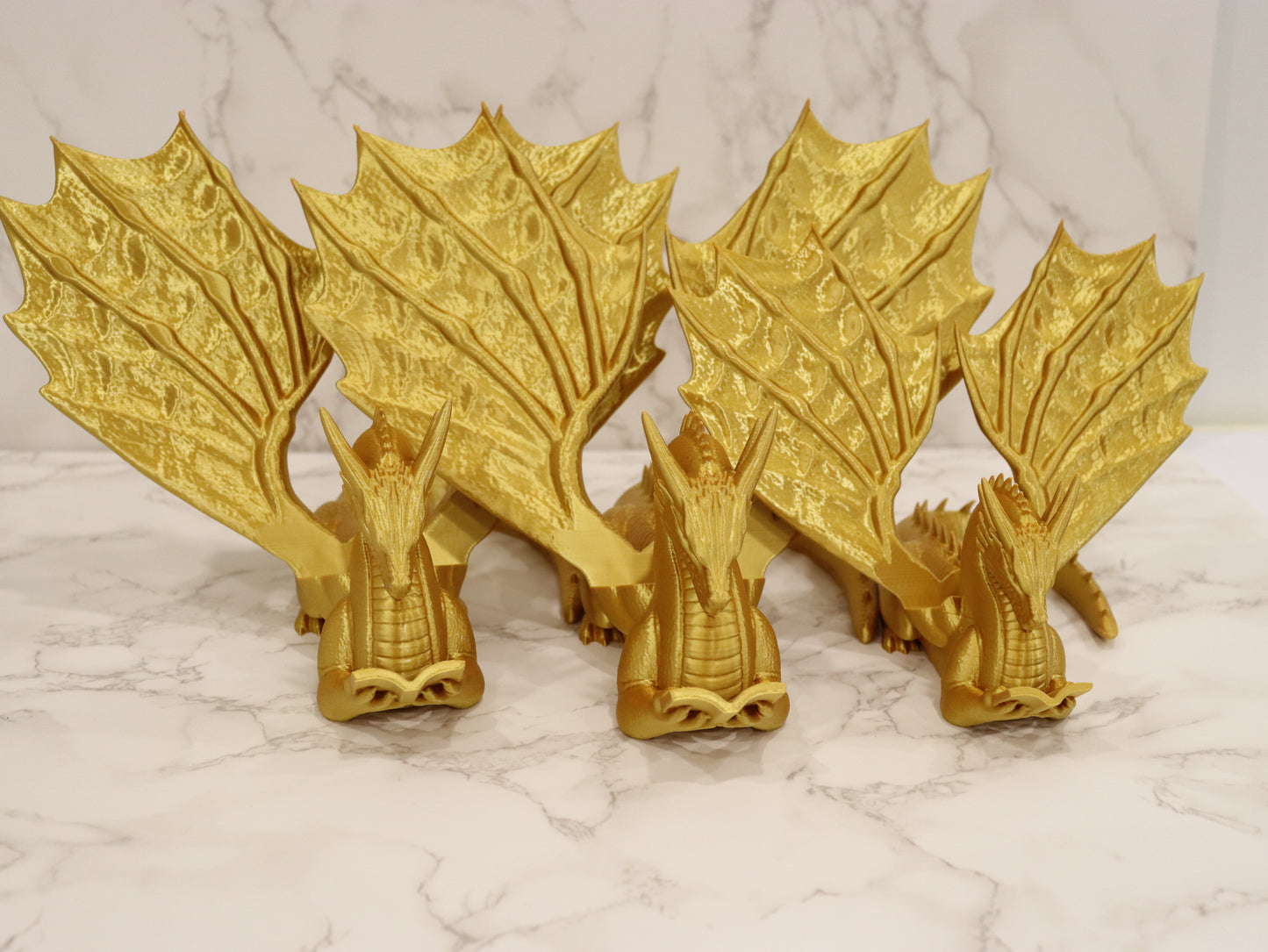 Buchhalter lesender Drache gold glänzend | verschiedene Größen | 3D Druck | Aufsteller Bücher E-Reader Tablet