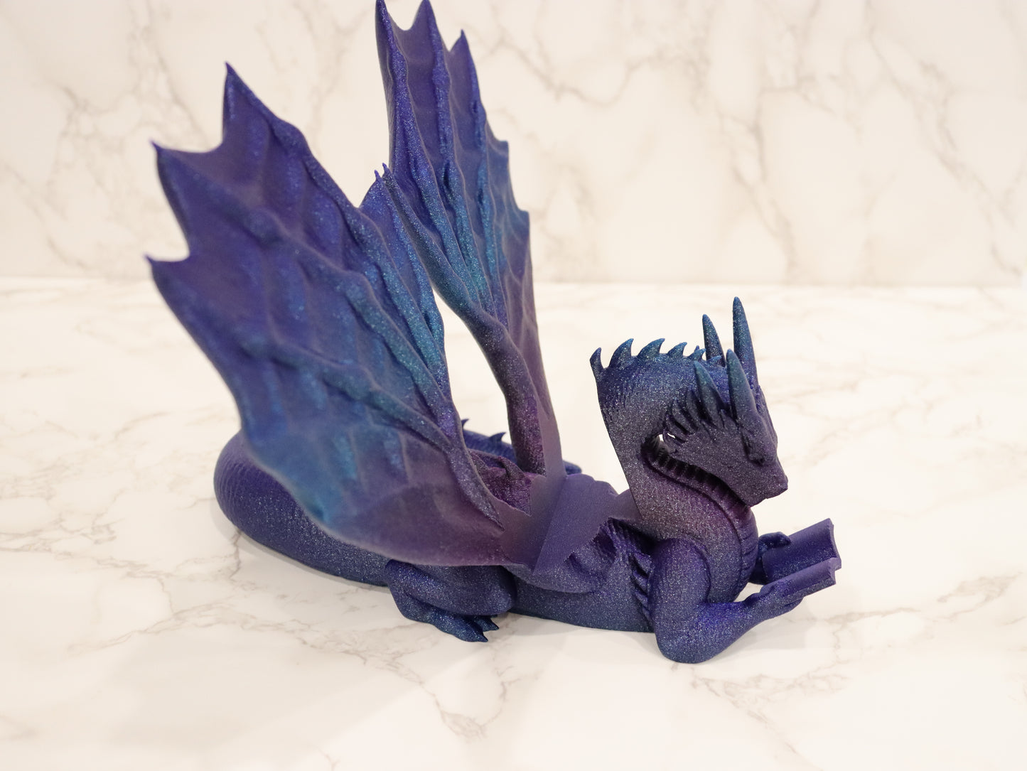 Buchhalter lesender Drache Galaxy glänzend | verschiedene Größen | 3D Druck | Aufsteller Bücher E-Reader Tablet