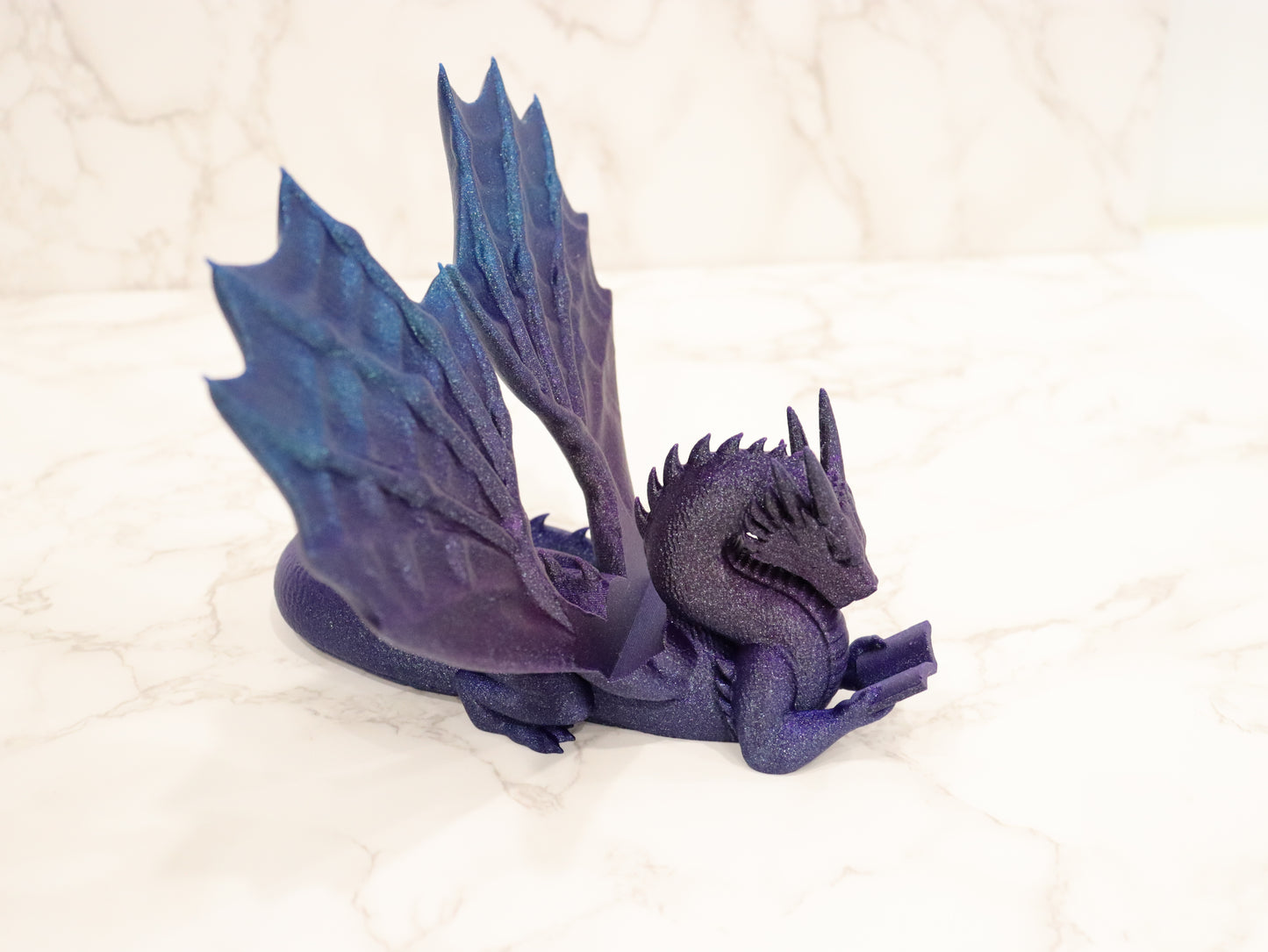 Buchhalter lesender Drache Galaxy glänzend | verschiedene Größen | 3D Druck | Aufsteller Bücher E-Reader Tablet