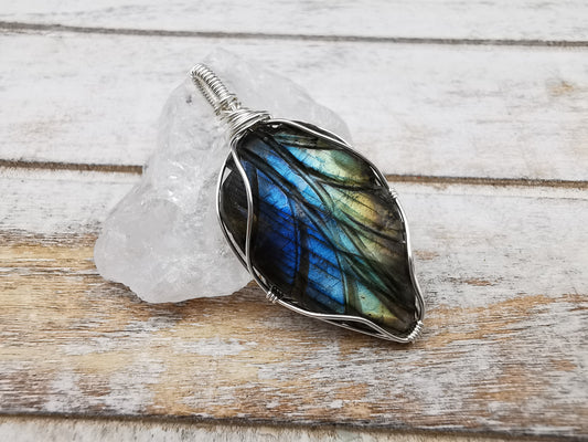 Handgefertigter Labradorit graviert Anhänger | 925er Silber | Wire Wrap Pendant | Einzelstück